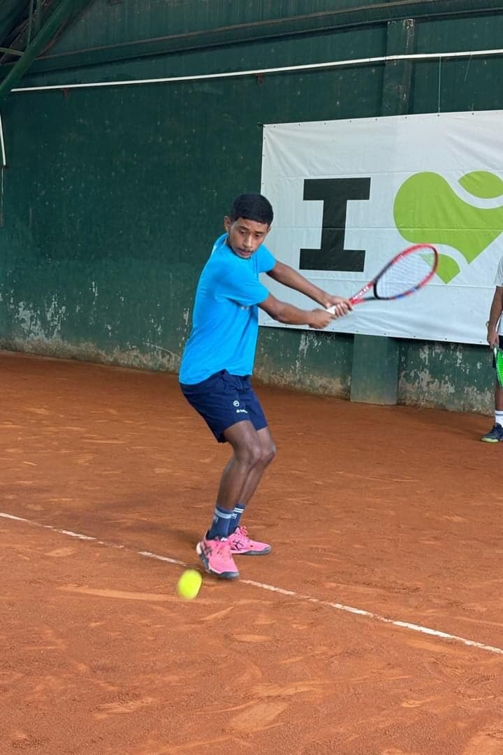 Cauã Santos, da Rocinha, na Tennis Route (Foto: Gustavo Loio/Lance)