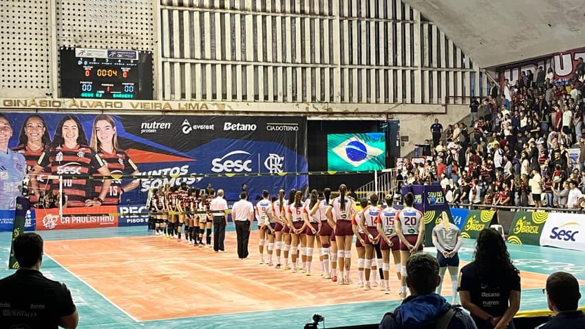 Jogadoras do Sesc Flamengo e Paulistano Barueri em quadra (Foto: Andressa Simões / Lance!)