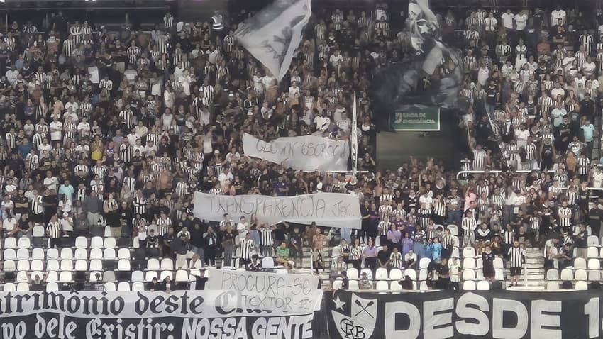 Torcedores do Botafogo protestando contra John Textor (Foto: Leonardo Bessa/Lance!)
