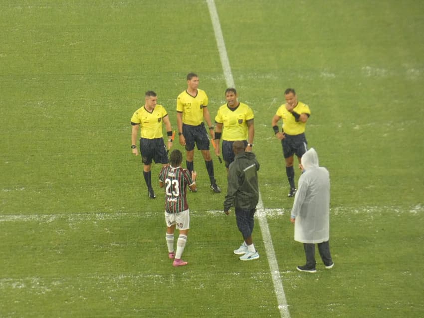 Fluminense x Flamengo paralisado por chuva no Maracanã (Foto: Lucas Bayer/ Lance!)
