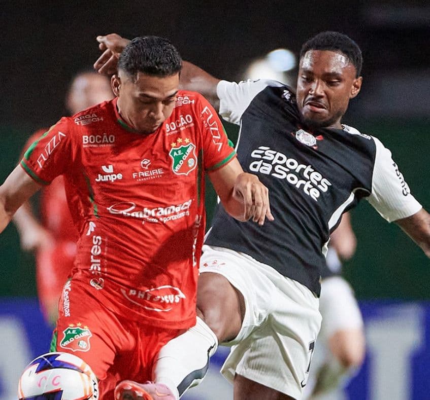 Disputa de bola entre jogadores de Corinthians e Velo Clube (Foto: Igor do Vale/Paulistão)