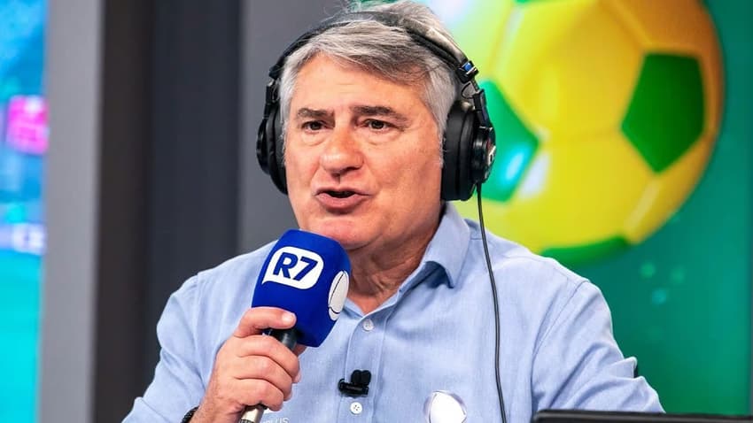 Cléber Machado durante transmissão da Record (Foto: Record/Edu Moraes)
