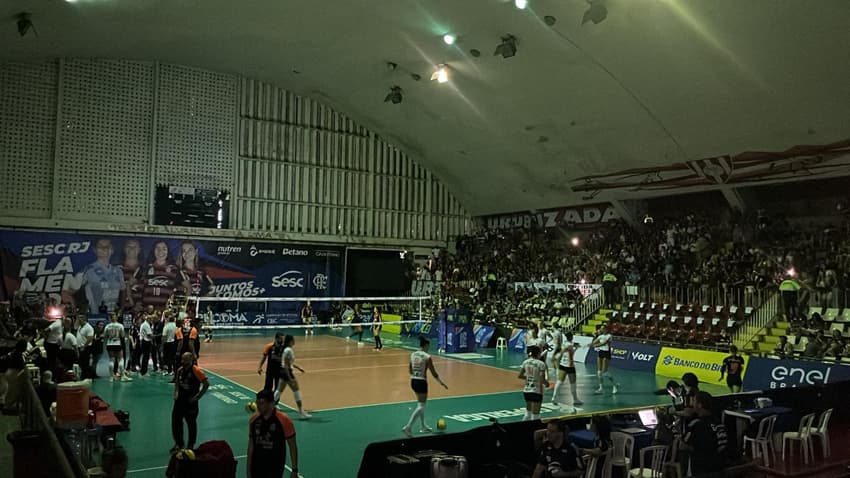 Luz do ginásio voltou aos poucos após 20 minutos sem energia (Foto: Andressa Simões / Lance!)