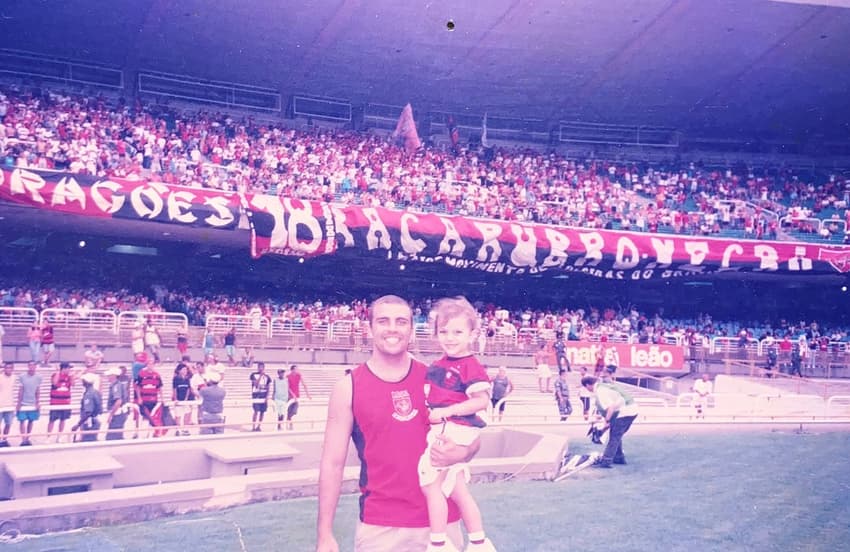 Isabella e seu pai, Vitor, no gramado do Maracanã em 2004 (Foto: Reprodução)