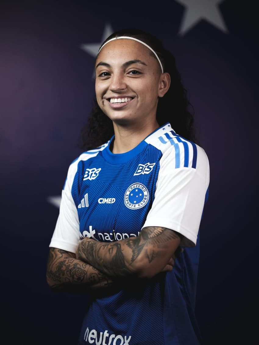 Ana Flávia apresentada ao Cruzeiro. (Foto: Cruzeiro EC/Divulgação)