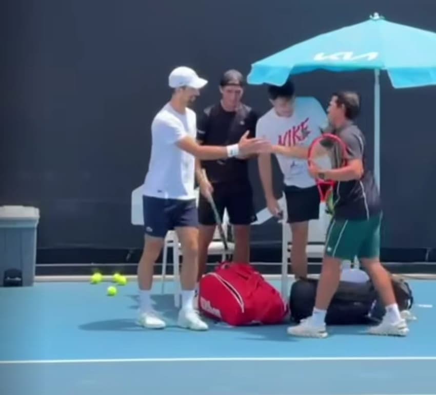 Novak Djokovic cumprimenta Bruno Savi, técnico de Leonardo Storck, no Australian Open (Divulgação)
