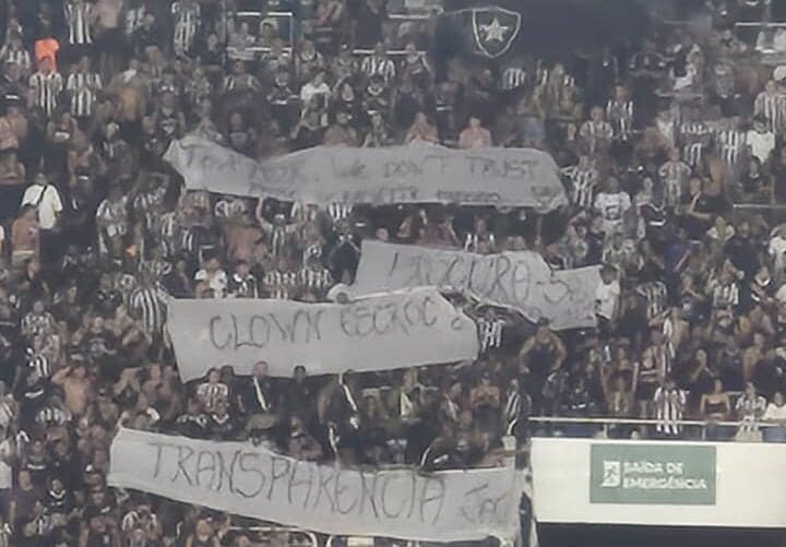 Torcida do Botafogo protesta contra John Textor (Foto: Leonardo Bessa/Lance!)