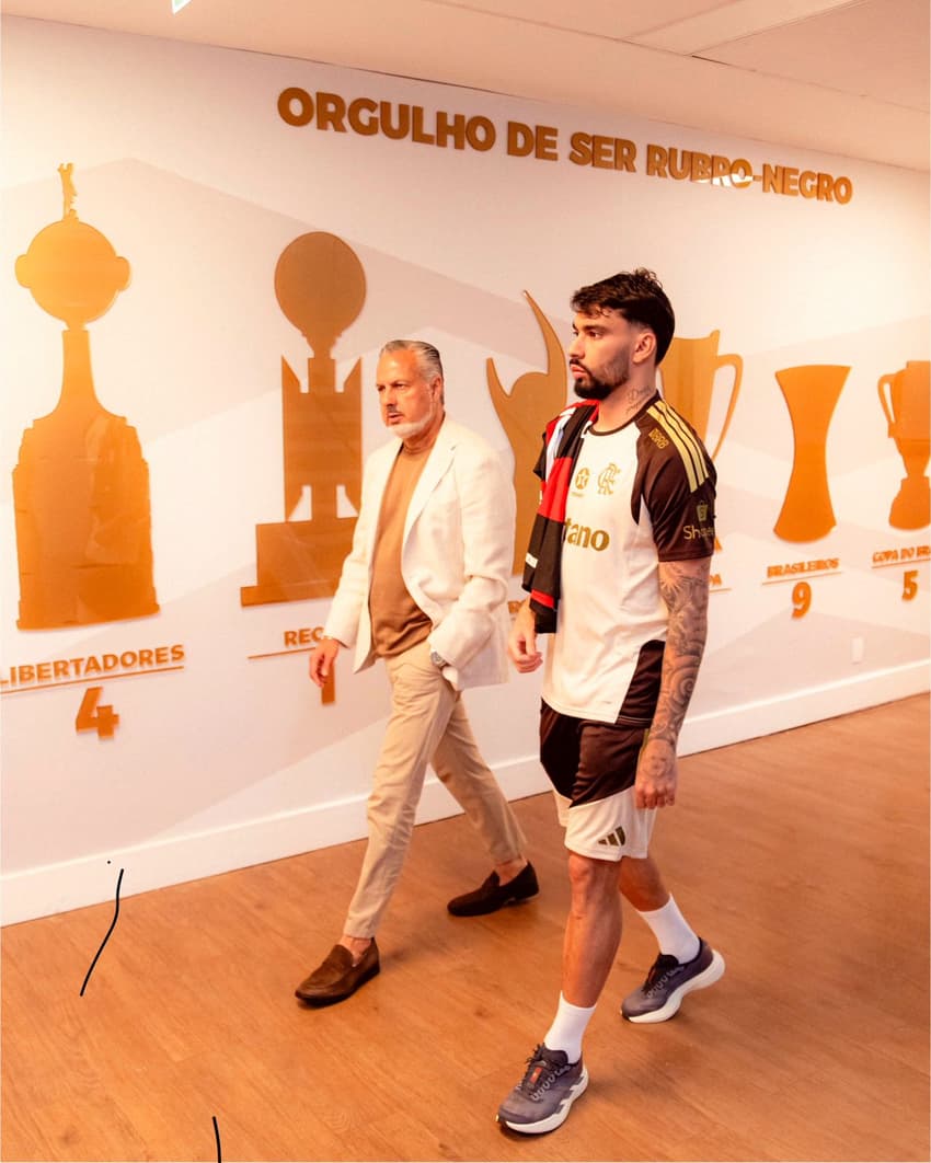 Lucas Paquetá ao lado de José Boto, diretor do Flamengo (Foto: Divulgação/Flamengo)