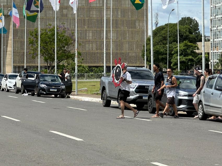 Torcedor com o escudo do Corinthians (Foto: Lucas Bayer/Lance!)