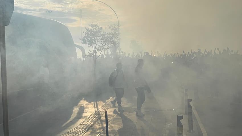 Torcida do Corinthians presta apoio ao time antes da final da Supercopa Rei. (Foto: Ulisses Lopresti/Lance!)