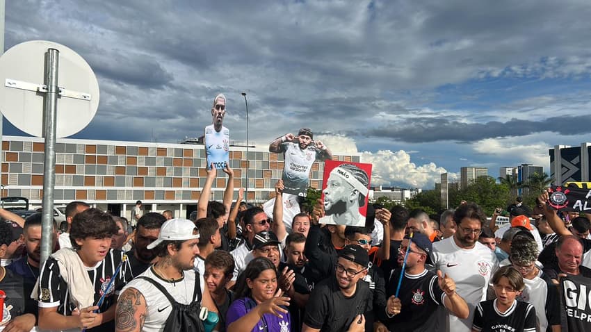 Torcida do Corinthians presta apoio ao time antes da final da Supercopa Rei. (Foto: Ulisses Lopresti/Lance!)
