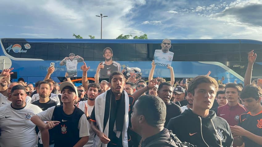 Torcida do Corinthians presta apoio ao time antes da final da Supercopa Rei. (Foto: Ulisses Lopresti/Lance!)