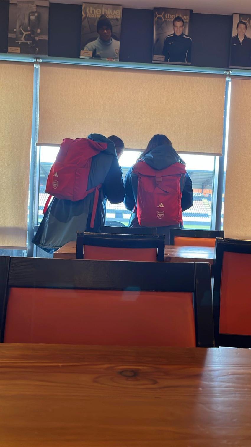 Pessoas com mochilas do Arsenal observam treino do Corinthians. (Foto: reprodução/internet)