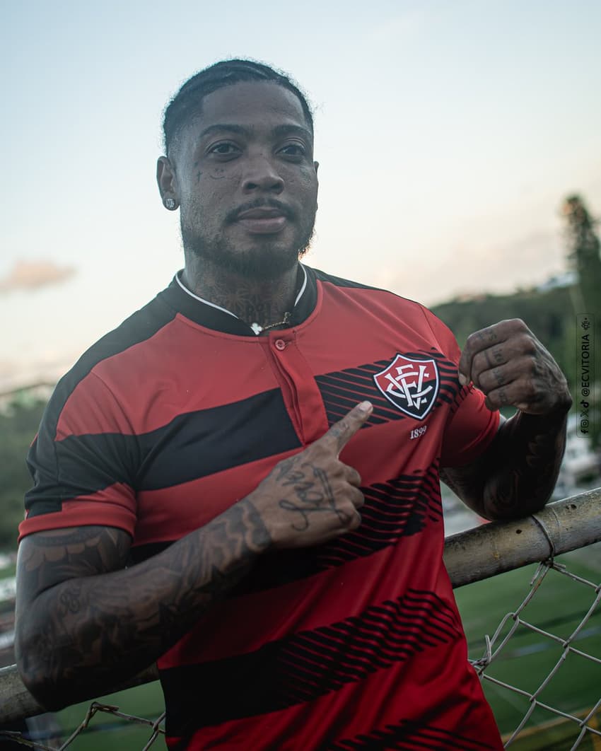 Marinho posa para fotos com a camisa do Vitória (Foto: Victor Ferreira / EC Vitória)