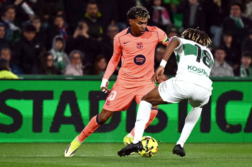 Yamal em ação no duelo entre Elche e Barcelona (Foto: Jose Jordan/AFP)
