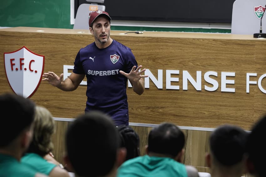 Zubedía em reunião com elenco do Fluminense(Foto: Lucas Merçon e Marcelo Gonçalves/ Fluminense FC)