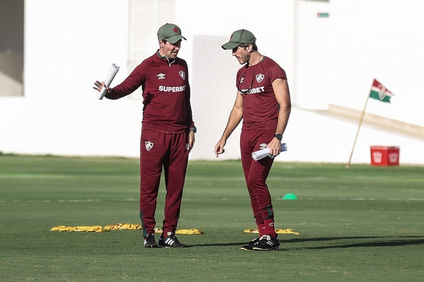 Zubeldía e seu auxiliar conversando durante treino do Fluminense (Foto: Lucas Merçon/FFC)