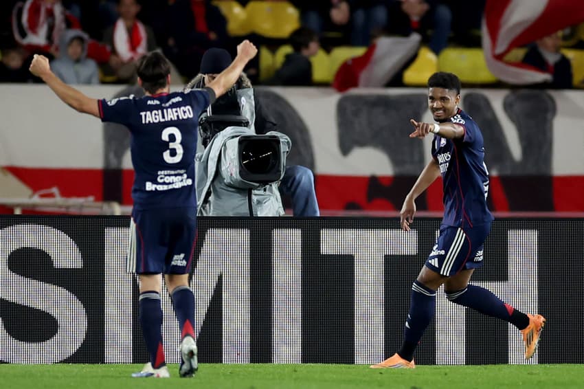 Endrick: Abner, camisa 16 do Lyon, comemora o terceiro gol da equipe na vitória por 3 a 1 sobre o Monaco (Foto: Valery Hache/AFP)