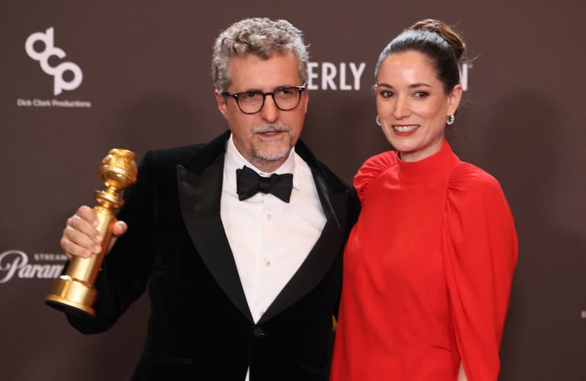 Wagner Moura: Kleber Mendonça Filho e Emilie Lesclaux posam com o prêmio de Melhor Filme Estrangeiro por "O Agente Secreto", no Globo de Ouro 2026 (Foto: Etienne Laurent/AFP)