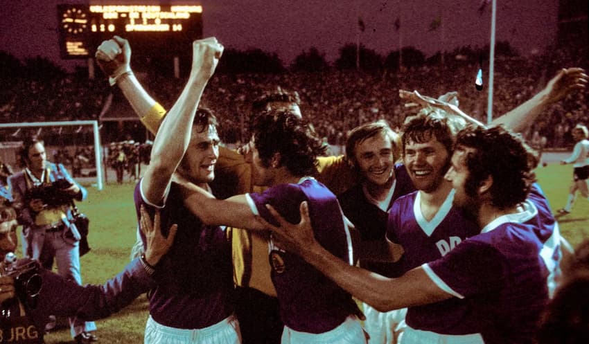 Jogadores da Alemanha Oriental comemoram vitória sobre a Alemanha Ocidental na Copa do Mundo de 1974