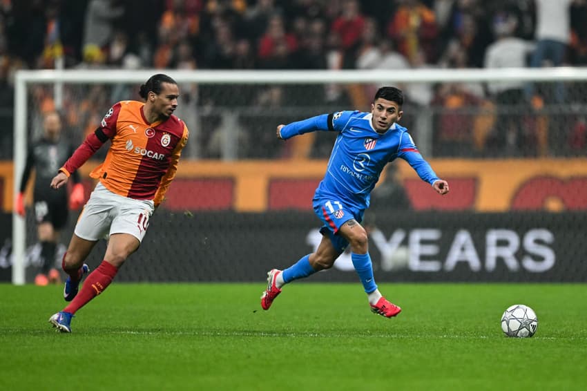 Thiago Almada (#11), do Atlético de Madrid, disputa bola com Leroy Sané (#10), do Galatasaray, na sétima rodada da fase de liga da Champions League (Foto: Ozan Kose/AFP)