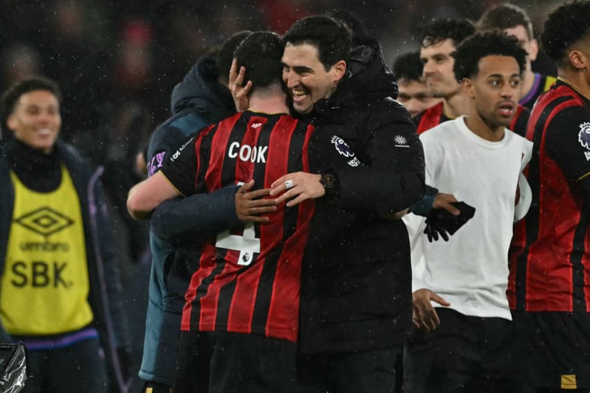 Rayan: Andoni Iraola, técnico do Bournemouth, comemora com Lewis Cook após vitória na partida contra o Liverpool, válida pela Premier League (Foto: Glyn Kirk/AFP)