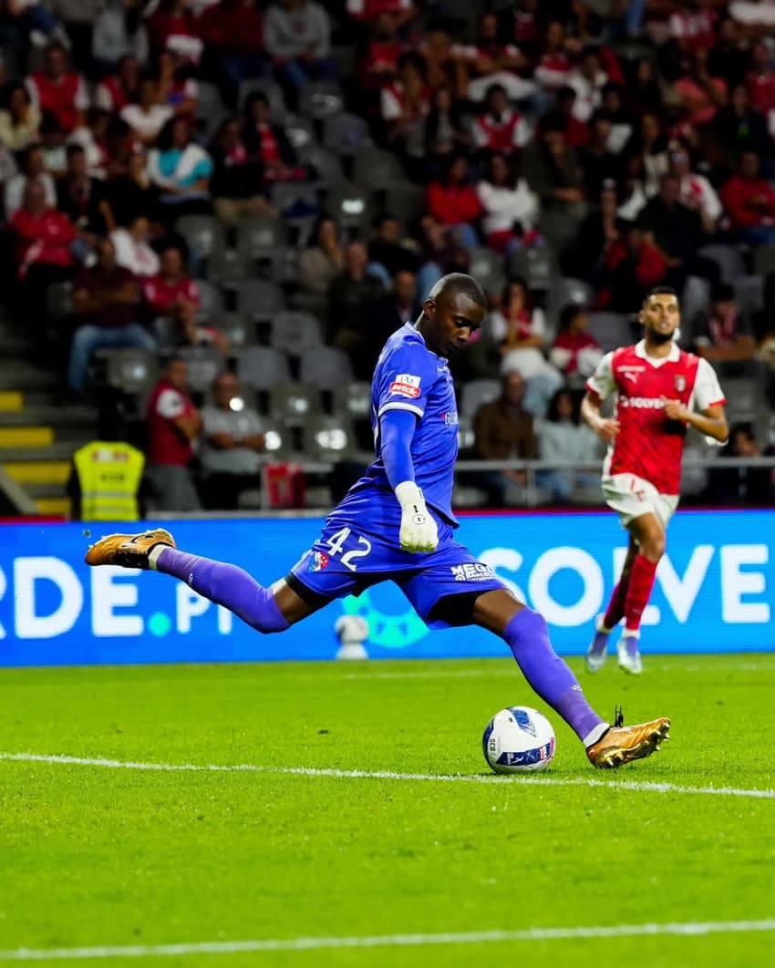 Andrew chuta a bola em tiro de meta para o Gil Vicente durante partida da Liga Portugal 2025/26 (Foto: Divulgação/@a01ndrew)