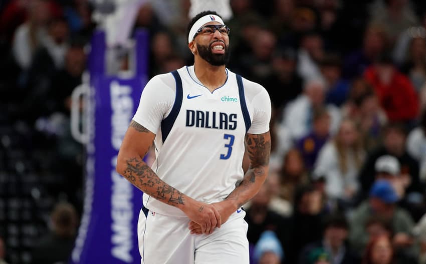 Anthony Davis sente lesão em Mavericks x Jazz na NBA (Foto: Chris Gardner/Getty Images/AFP)