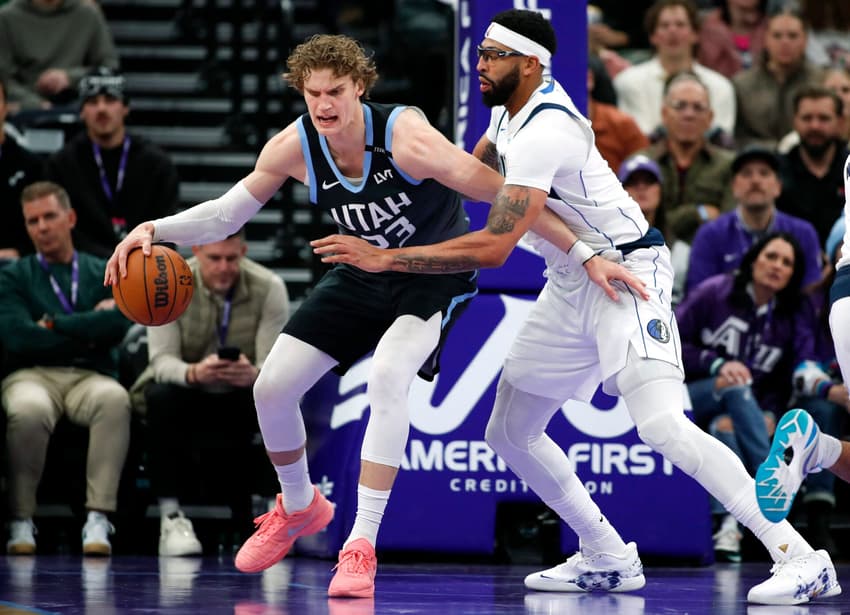 Anthony Davis e Lauri Markkanen se enfrentam em Mavericks x Jazz na NBA (Foto: Chris Gardner/Getty Images/AFP)