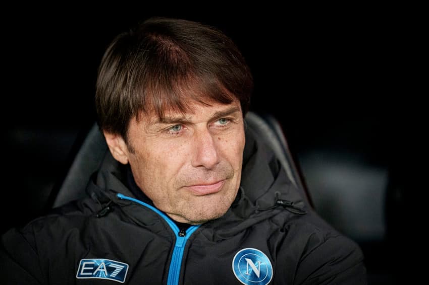 Corinthians: Antonio Conte, técnico do Napoli, acompanha a partida contra o Copenhague, válida pela Champions League 2025/26 (Foto: Liselotte Sabroe/Ritzau Scanpix/AFP)
