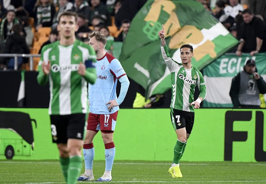 Antony, do Real Betis (#7), ccelebra o primeiro gol da equipe contra o Feyenoord, em partida válida pela Europa League 2025/26 (Foto: Cristina Quicler/AFP)