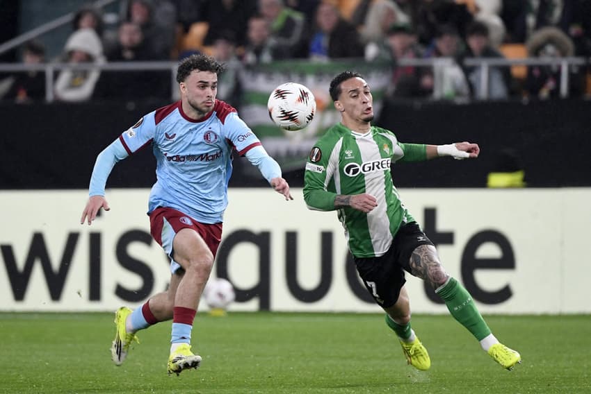Antony (#07), do Real Betis, disputa a bola com o Aymen Sliti (#32), do Feyenoord, em partida válida pela Europa League 2025/26 (Foto: Cristina Quicler/AFP)