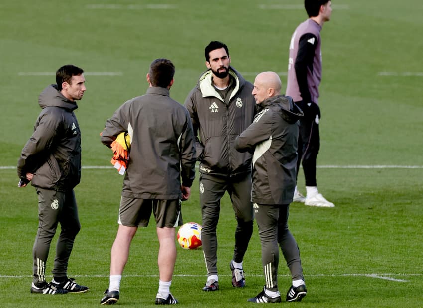 Álvaro Arbeloa, técnico do Real Madrid, lidera treino em Valdebebas (Foto: Oscar Del Pozo/AFP)
