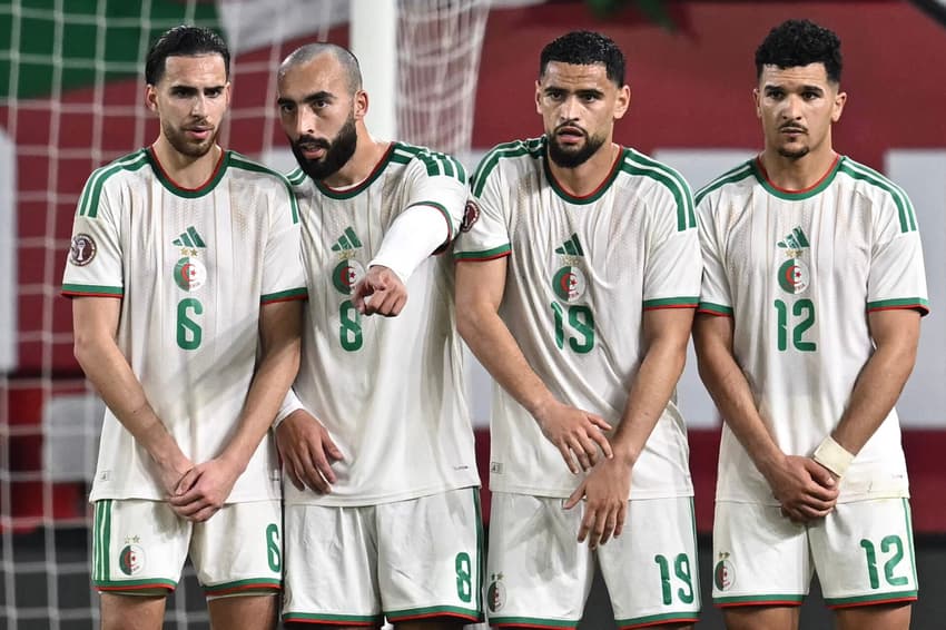 FBL-AFR-2025-MATCH 33-CEQ-ALG Jogos de hoje: da esquerda para a direita, os meio-campistas Ramiz Zerrouki (#6), Himad Said Abdelli (#8) e Adem Zorgan (#19), além do atacante Monsef Bakrar (#12), da seleção da Argélia, se posicionam para a cobrança de uma falta durante a partida do Grupo E da Copa Africana de Nações (CAN) contra Guiné Equatorial (Foto: Paul Ellis/AFP)