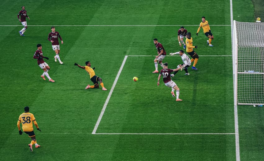 Momento do primeiro gol de Jhon Arias pelo Wolverhampton (Foto: Divulgação/Wolves)