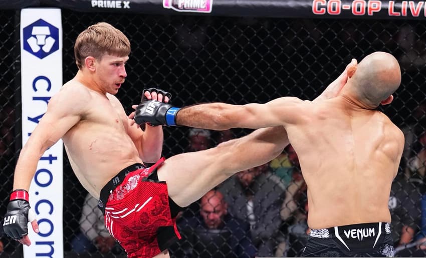 Allen vem de vitória sobre Chikadze no UFC (Reprodução Instagram arnoldbfa)