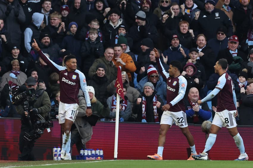 Pela Premier League, o Aston Villa venceu o Nottingham Forest por 3 a 1 (Foto: Darren Staples / AFP)