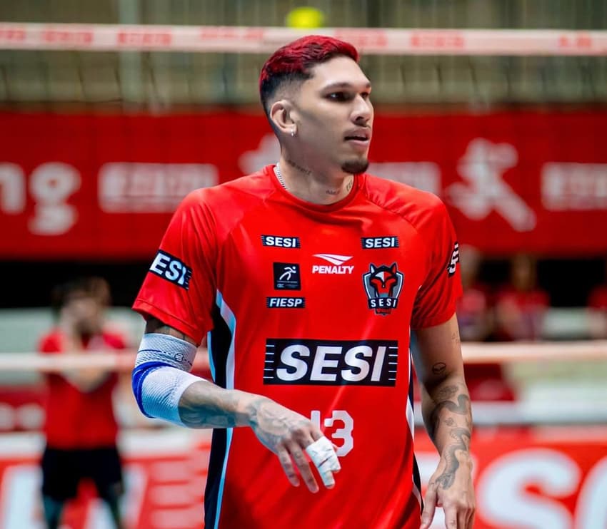 Lucas Barreto em ação pelo Sesi na Superliga (Foto: Reprodução)