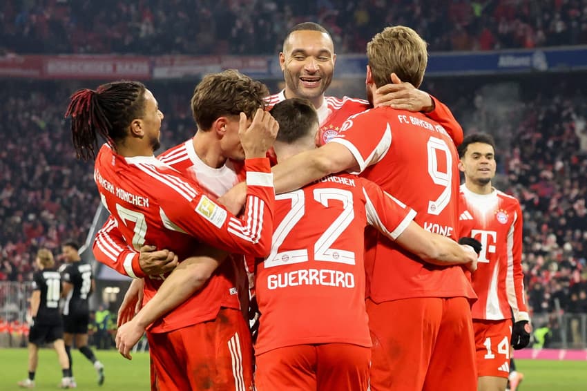 Jogadores do Bayern de Munique celebram gol contra o Wolfsburg, em partida válida pela Bundesliga 2025/26 (Foto: Alexandra Beier/AFP)