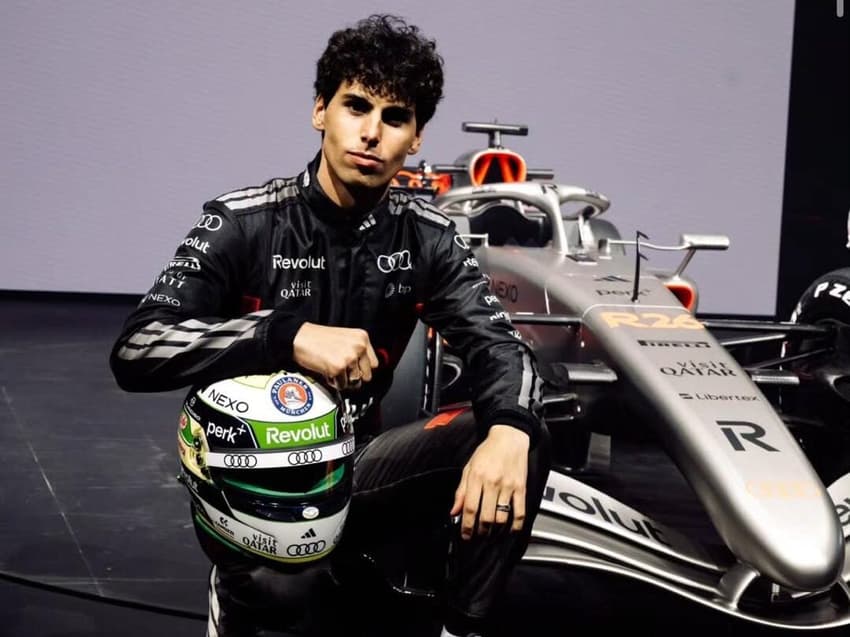 Gabriel Borotleto durante lançamento do carro da Audi para F1 2026 (Foto: Reprodução Instagram)