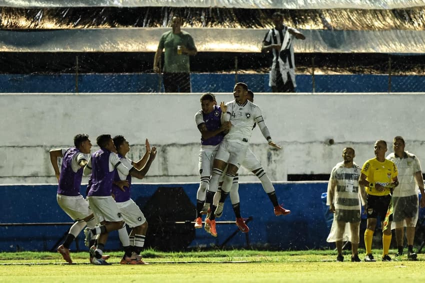Jogadores do Botafogo comemoram gol diante do São José pela Copinha (Foto: Vitor Vidal/Agência F8/Gazeta Press)