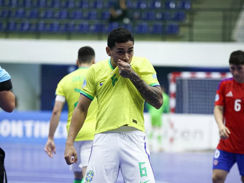 Cleber comemora gol em Brasil x Chile pela Copa América de futsal (Foto: Staff Images / CB)