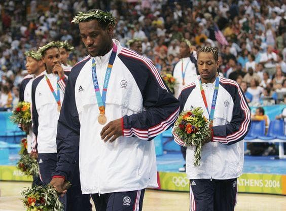 Seleção americana recebe medalha de bronze nas Olimpíadas de Atenas em 2004 (Foto: Reprodução X)