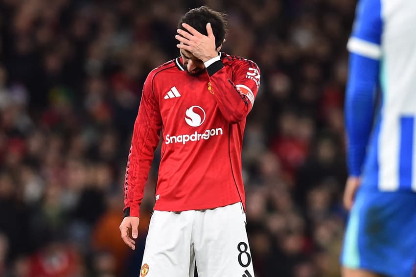 Bruno Fernandes reage durante jogo do Manchester United contra o Brighton pela Copa da Inglaterra, em Old Trafford (Foto: Peter Powell/AFP)