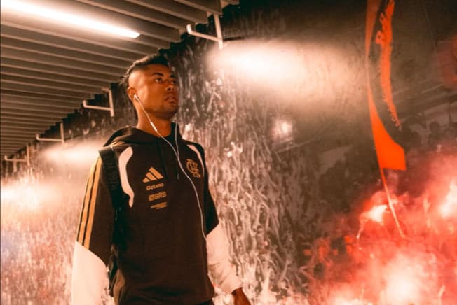Bruno Henrique na chegada do Flamengo (Foto: Adriano Fontes/Flamengo)