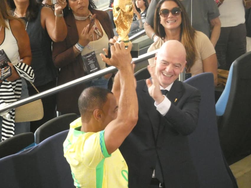 Cafú levanta a taça no Maracanão (Foto: Lucas Bayer/Lance!)