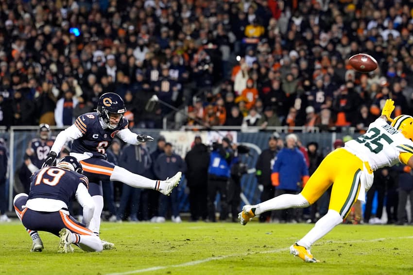 Primeiro brasileiro da hitória da NFL, Cairo Santos chuta field goal em duelo entre Bears e Packers (Foto: Patrick McDermott/Getty Images/AFP)