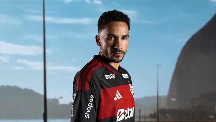 Novo primeiro uniforme tem inspiração em camisas da década de 1980 (Foto: Divulgação/Flamengo/Adidas)