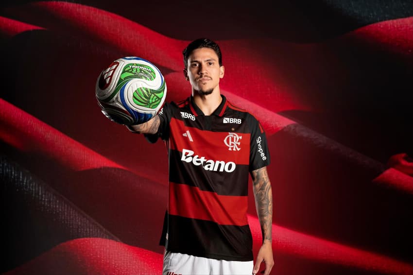 Flamengo lança nova camisa para a temporada 2026 e usa o atacante Pedro como garoto propaganda (Foto: Divulgação/Adidas/Flamengo)
