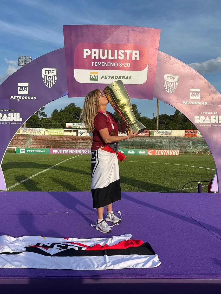Chris Massis comemora título do São Paulo no Paulistão Feminino sub-20. (Foto: Reprodução/redes sociais)